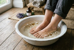 Bain de pieds au sel : bienfaits, recettes et huiles essentielles