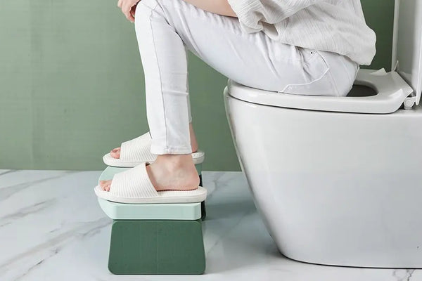 Adopter la bonne position avec un tabouret physiologique toilettes