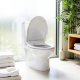 WC japonais abat-jour moderne avec lunette ouverte dans salle de bains lumineuse, biscuits et serviettes blancs, plantes et meuble en bois à côté.