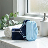 serviette de protections, lingettes bleu clair et sac de rangement pour bain dérivatif: kit bain dérivatif avec protections et lingettes bleues.