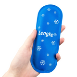 Poche gel bain dérivatif bleue tenue en main, décor flocons blancs et logo Lengke sur fond blanc.