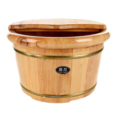 Bassine bain de pied en bois avec couvercle amovible et cerclage métallique doré, motif étiquette noire.